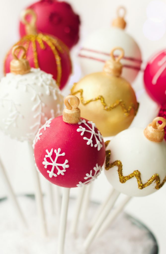 Do you love to bake? Do you like to be creative with your baking? If the answer is yes, you NEED a cake pop maker! It's a fun spin on traditional baking! These Christmas cake pops will be your favorite new family tradition. 