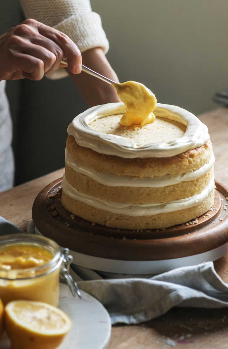 Is there anything better than a beautiful cake? I don't think so! Now you can learn how to frost a cake like a pro. Your cakes will look incredible! 
