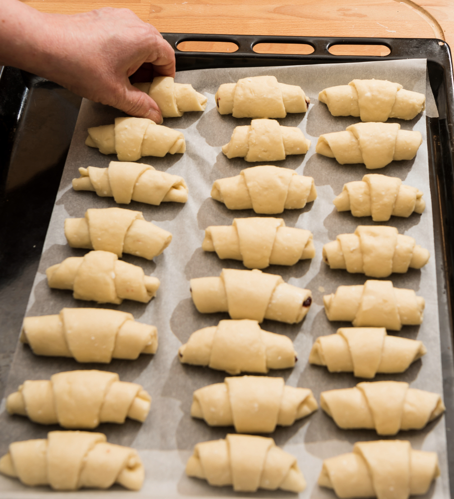 Okay, if you haven't used crescent rolls in your cooking, where on earth have you been? Here are 5 delicious recipes all featuring the crescent roll! You will love the way they turn out! 
