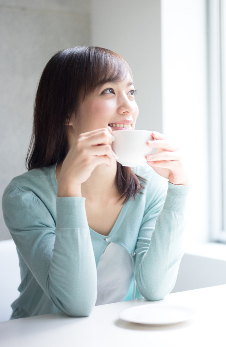 If one of your resolutions for this new year is to reduce your caffeine intake, then I've got the solution for you: chicory root tea! You will love the way you feel after drinking it.