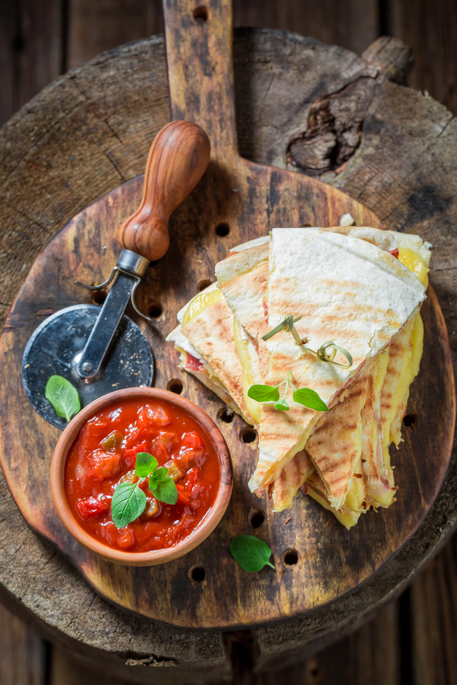 Whether you're a working mom or a stay at home mom, life can get crazy! Hopefully some of these easy dinner recipes for your family will help! This pizza quesadilla will be a hit with the kiddos. 