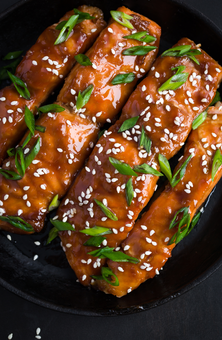 From brown sugar to teriyaki to asparagus and lemon, we've gathered some of our favorite salmon recipes baked in foil! Take a look! 