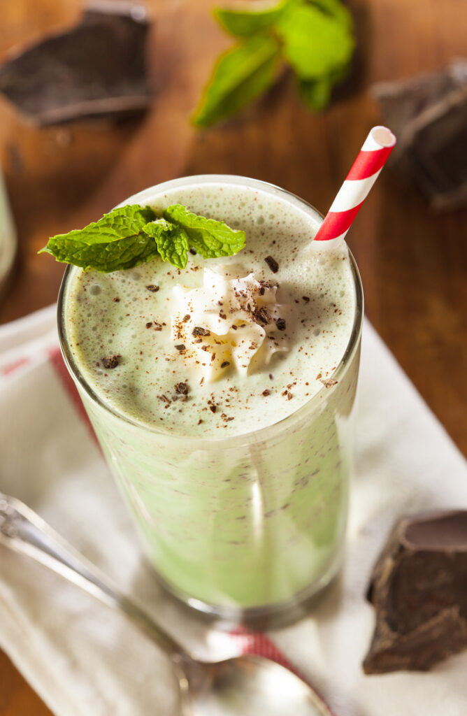 Looking for some healthy and easy Pegan diet recipes? This healthy mint chocolate shake is to die for!