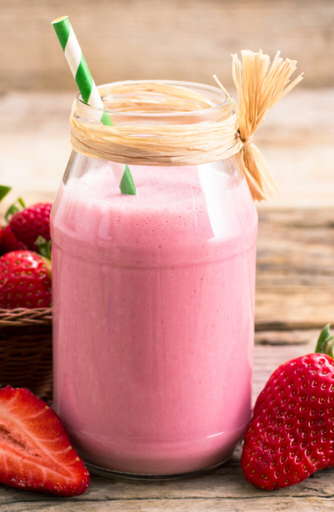Looking for some healthy and easy Pegan diet recipes? You've got to try this strawberry coconut smoothie! 