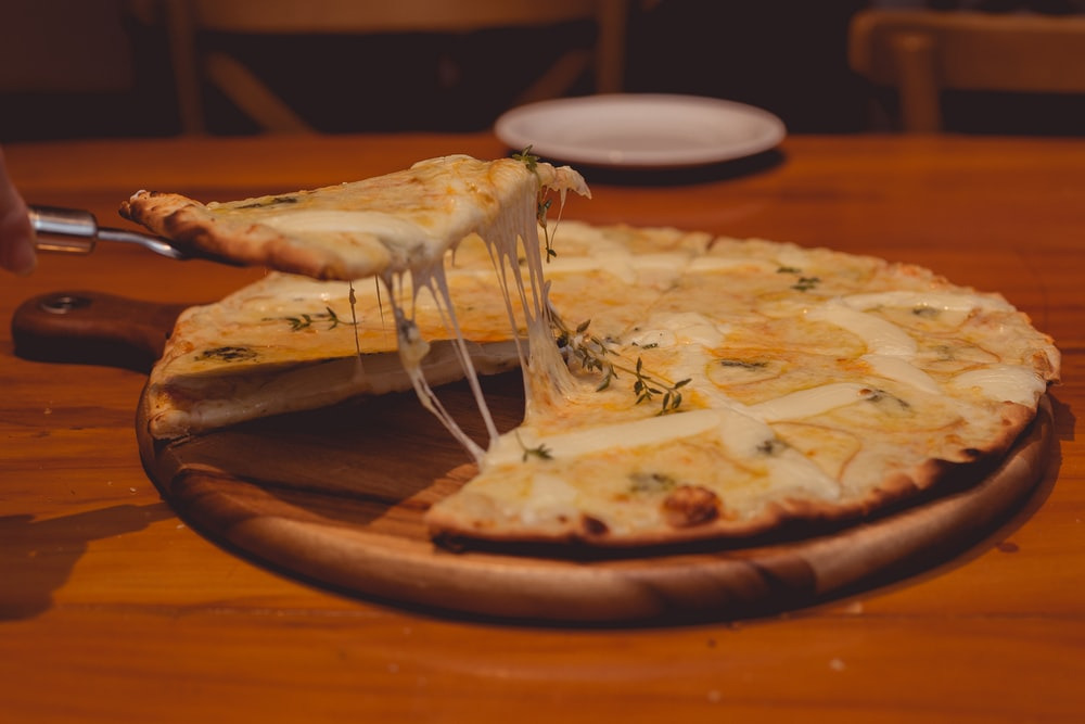 Cheesy garlic pizza