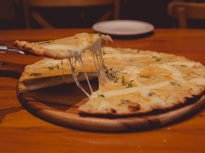 Pizza with garlic and cheese