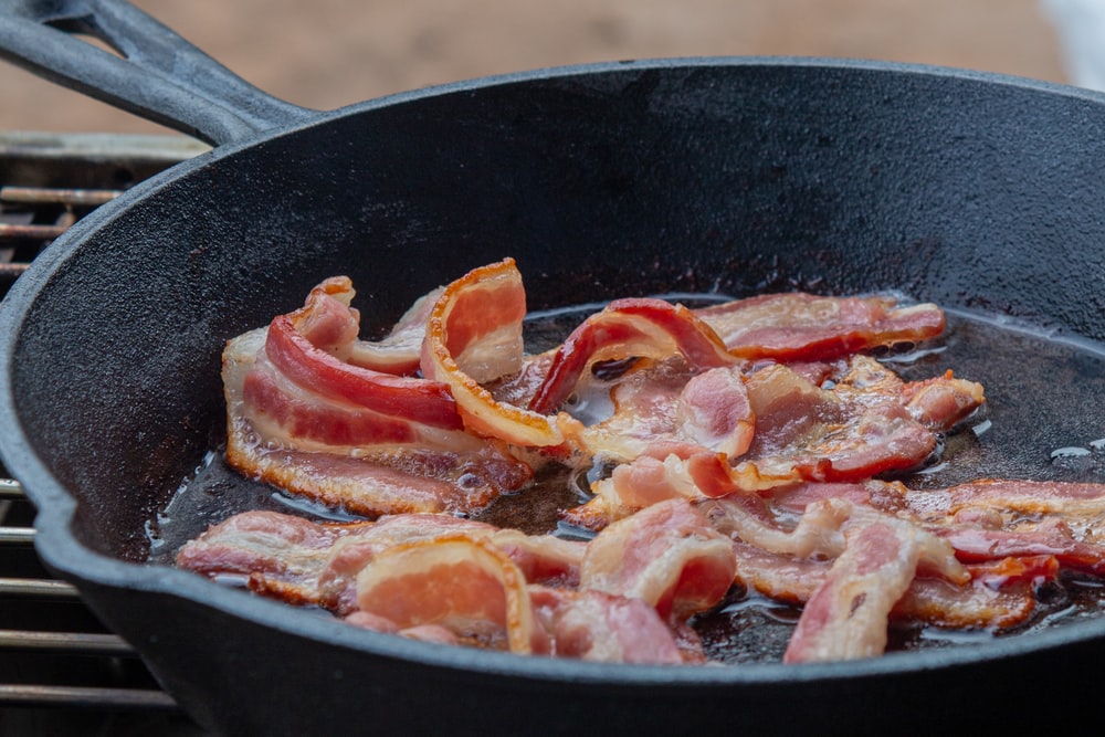 crispy bacon as burger toppings